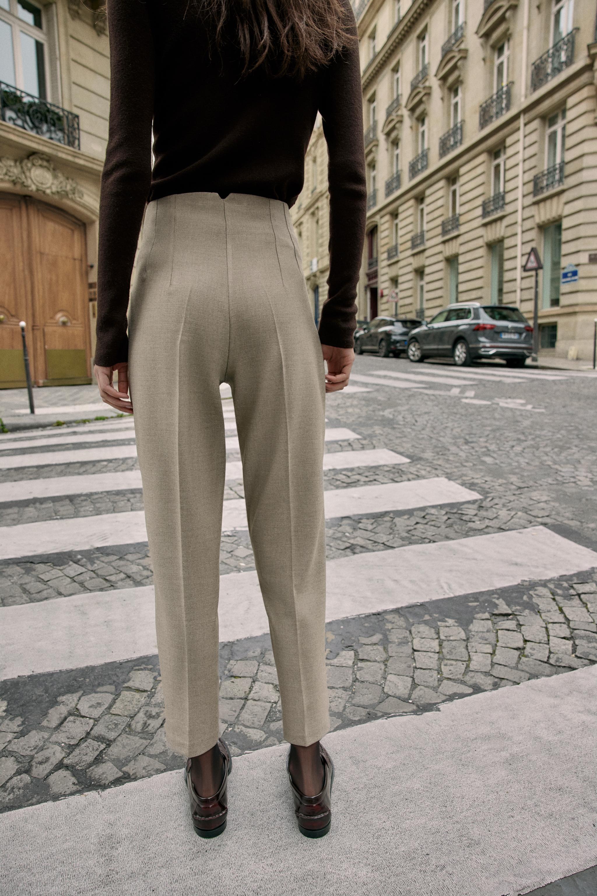 PANTS WITH A HIGH WAIST